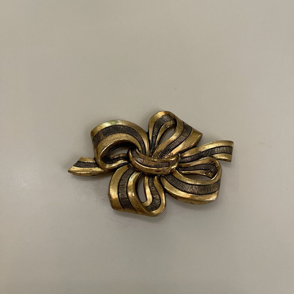 Vintage unbranded gold tone pin brooch